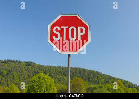 Stoppschild vor der Wald, Pfalzerwald, Rheinland-Pfalz, Deutschland Stockfoto