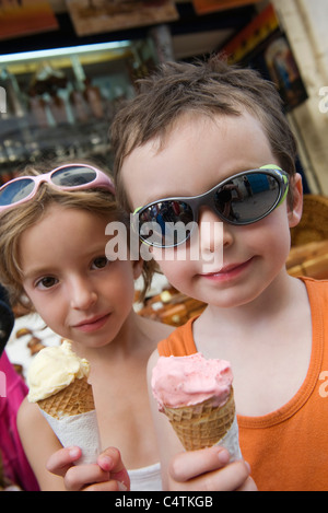 Junge Geschwister essen Eiscreme-Kegel Stockfoto