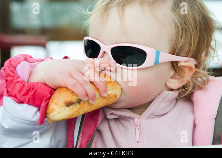 Kleinkind Mädchen essen baguette Stockfoto