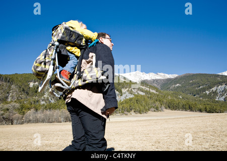 Vater mit Baby Carrier Rucksack wandern Stockfoto