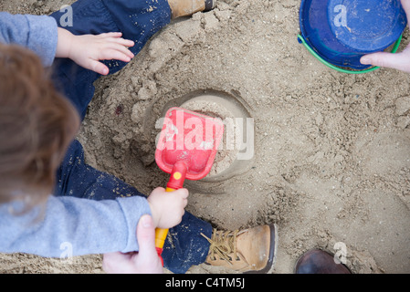 Kleinkind Jungen spielen im sand Stockfoto