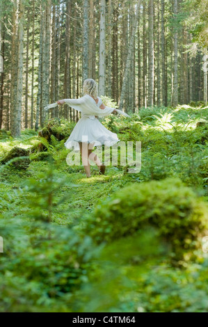 Frau tanzt im Wald, Altenmarkt im Pongau, Salzburg, Österreich Stockfoto