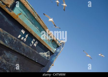 Möwen fliegen über getragen Fischerboot, beschnitten Stockfoto