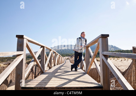 Mann am Boardwalk, Cala Ratjada, Mallorca, Balearen, Spanien Stockfoto