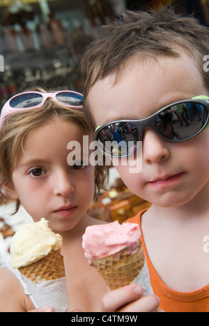 Junge Geschwister essen Eiscreme-Kegel Stockfoto