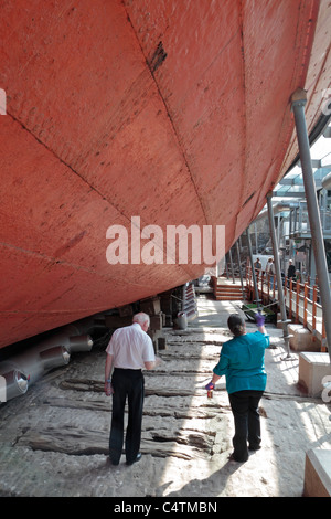 Eine Überprüfung durch Mitarbeiter vor Ort auf dem Eisernen Rumpf auf Brunels SS Great Britain in Bristol, Bristol, UK. Stockfoto