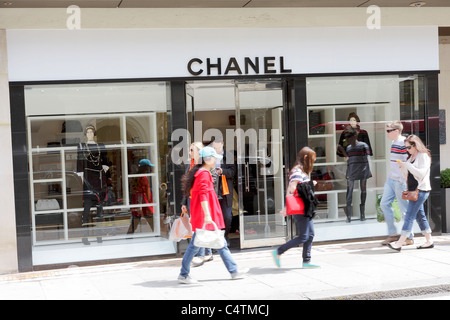 Chanel, French Fashion Retail Outlet in der Sloane Street, London. Stockfoto