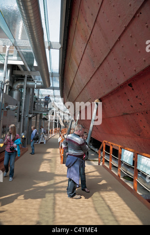 Blick entlang der Backbordseite des Rumpfes von Brunels SS Great Britain im Trockendock, Bristol Docks, Bristol, UK. Stockfoto