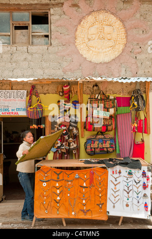 Ein Geschäft in der Marktstraße in Ollantaytambo, Peru, Südamerika. Stockfoto