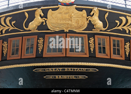 Blick hinauf zu den Heck (hinten) Fenstern und Bristol Wappen auf Brunels SS Great Britain in Bristol, Bristol, UK. Stockfoto