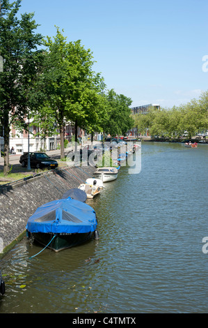 Boote an einer Gracht in Amsterdam Stockfoto