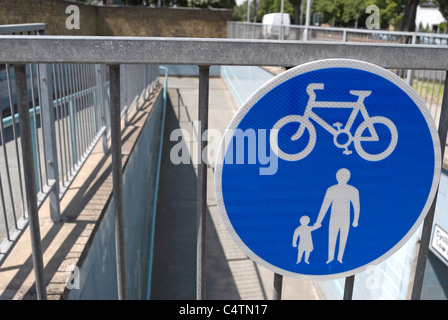 Melden Sie darauf hinweist, dass ein Pfad freigegeben durch Fußgänger und Radfahrer über den Ansatz zu einer Fußgängerzone u-Bahn, Hammersmith, London, england Stockfoto