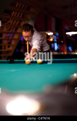 Junger Mann spielen acht-Ball Billard in einer bar Stockfoto