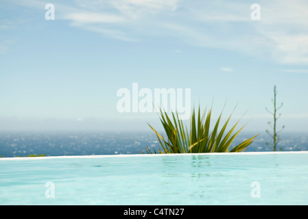 Schwimmbad, Meer im Hintergrund Stockfoto