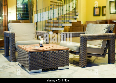 Stühle und Tisch in der Hotellobby Stockfoto