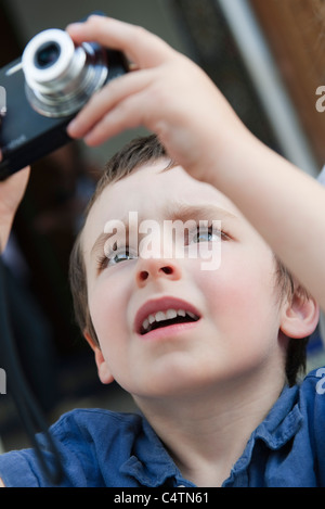 Kleiner Junge mit Digitalkamera Stockfoto