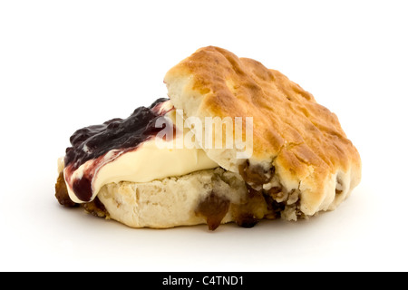 Frisches Obst Scone mit Clotted Cream und Marmelade isoliert auf weiss Stockfoto