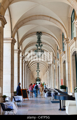 Europa, Portugal, Lissabon, gewölbte Gang am Praça Comercio, Lissabon, Portugal Stockfoto