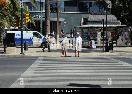 Die Leute an Fußgänger überqueren, Provinz Málaga, Costa Del Sol, Malaga, Andalusien, Spanien, Westeuropa. Stockfoto