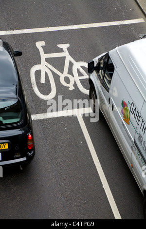 Erweiterte Stop Line Bereich (ASL) für Radfahrer/lackiert Box junction für Fahrrad/Bike/Zyklus/Gassen/Lane bezeichnet. London. Ein auto fahrzeug Black Cab Taxi ist in der Box Stockfoto