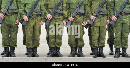 Russische Soldaten im Tarnanzug mit Maschinengewehren Kalaschnikow Stockfoto