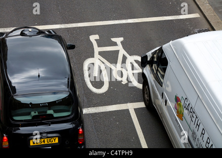 Erweiterte Stop Line Bereich (ASL) für Radfahrer/lackiert Box junction für Fahrrad/Bike/Zyklus/Gassen/Lane bezeichnet. London. Ein auto fahrzeug Black Cab Taxi ist in der Box Stockfoto