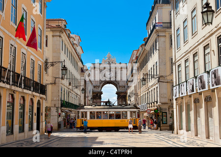 Europa, Portugal, Lissabon, Rua Augusta führt zu den Triumphbogen in Praça Comercio Stockfoto