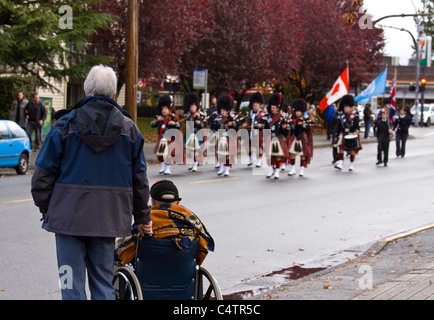 Veteran im Rollstuhl beobachtet Remembrance Day Parade, Port Coquitlam, BC, Kanada Stockfoto