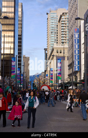 Menschen sehen bunte Outdoor-Kunst entlang der Granville Street während der Olympischen Winterspiele 2010, Vancouver, Kanada Stockfoto