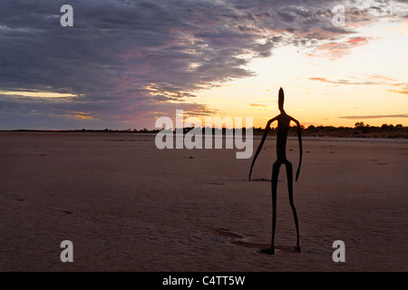 Skulptur von Antony Gormley, innen Australien Ausstellung über Lake Ballard bei Sonnenaufgang, Western Australia Stockfoto