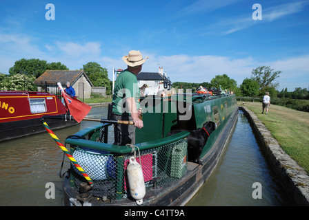 Eine schmale Boot nähert sich Grove Schloss am Grand Union Canal, Grove, Bedfordshire, England. Stockfoto