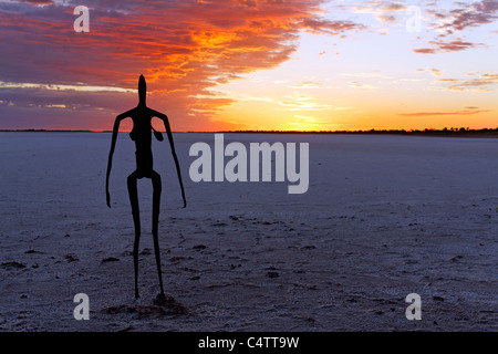 Skulptur von Antony Gormley, innen Australien Ausstellung über Lake Ballard bei Sonnenaufgang, Western Australia Stockfoto