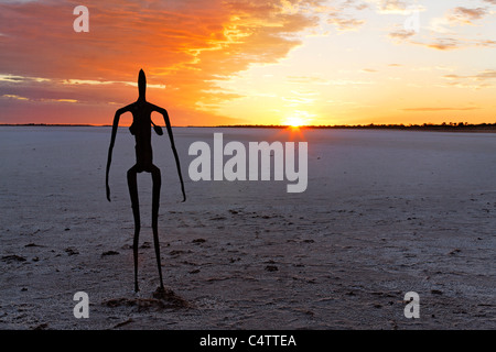 Skulptur von Antony Gormley, innen Australien Ausstellung über Lake Ballard bei Sonnenaufgang, Western Australia Stockfoto