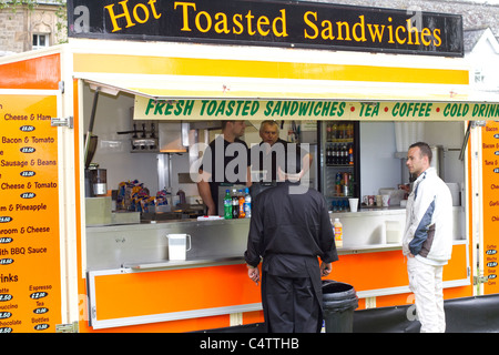 Warmes Essen, getoastete Sandwiches, Nahaufnahme, Snack, traditionelles Essen, heisse, Toast, Essen, Brot, köstliche, gegart, Mittagessen, frisch, gesund, Frühstück, Kochen, leckere Snacks zum Verkauf an der Royal Highland Show Ingliston 2011 in Edinburgh, Schottland, Großbritannien Stockfoto