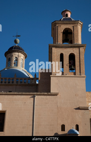 Turm und Kuppel der St.-Nikolaus-Kathedrale-Kirche in Alicante, Spanien Stockfoto