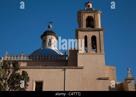 Dom und Turm der Kathedrale St. Nikolaus Kirche in Alicante, Spanien Stockfoto