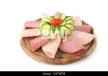 Teller mit frischen Wurstwaren und Gemüse Stockfoto