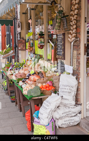 Gemüsehändler & lokale unabhängige High Street Shop (Obst & Gemüse Display & gestreifte Markise draußen) -The Fruit Basket, Boroughbridge, Yorkshire, UK. Stockfoto