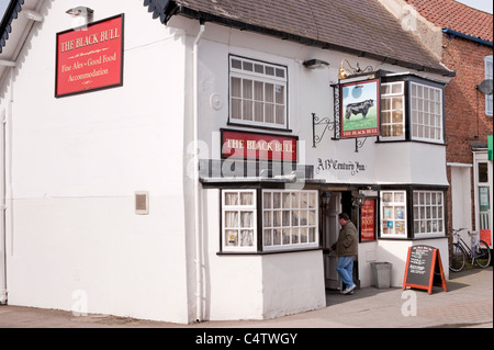 Das Black Bull Äußere (traditionelle historische weiß getünchte englische Pub oder Inn) Namensschilder & Mann Eingabe - Boroughbridge, Yorkshire, England, Großbritannien. Stockfoto