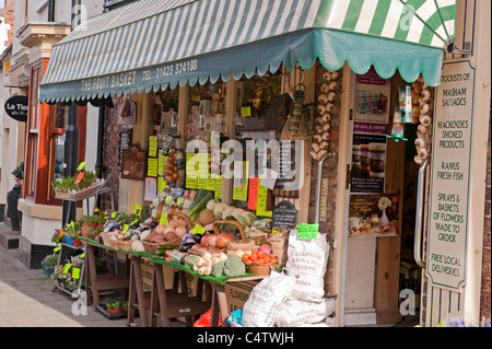 Gemüsehändler & lokale unabhängige High Street Shop (Obst & Gemüse Display & gestreifte Markise draußen) -The Fruit Basket, Boroughbridge, Yorkshire, UK. Stockfoto