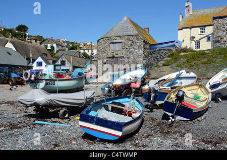 Angelboote/Fischerboote vertäut am Strand von Cadgwith Cove in Cornwall, Großbritannien Stockfoto