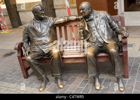 London Mayfair, Bond Street Bronzestatue Verbündeten Winston Churchill & Franklin D Roosevelt von Lawrence Holofcenel 1995 Stockfoto