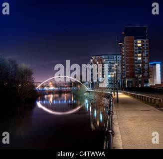 Fluss Aire in Leeds in der Nacht Stockfoto