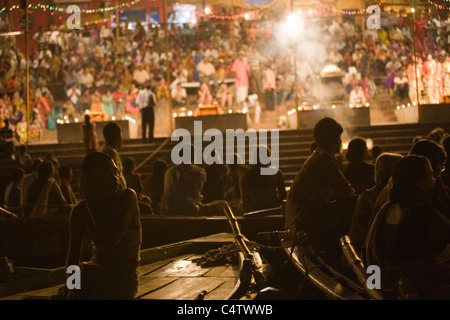 Beobachter sehen Arti am Fluss Ganges (Ganga) in Varanasi, Uttar Pradesh, Indien Stockfoto