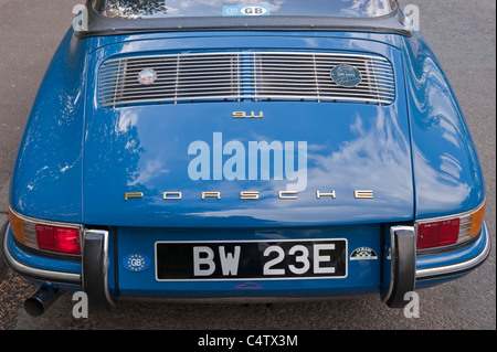 Ein blaues Vintage Porsche 911 in einer Straße geparkt Stockfoto