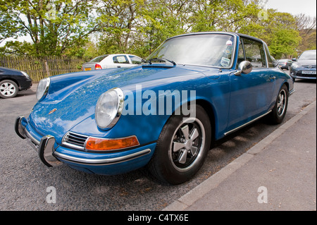 Blauer Klassiker Porsche 911 Targa (kultiger Softtop Sportwagen Cabriolet) geparkt am Straßenrand (vorne Nahaufnahme) - Burley-in-Wharfedale, England, UK Stockfoto