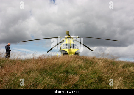 Yorkshire Air Ambulance bei einem Anruf im Peak District Stockfoto