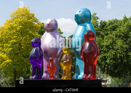 Hyde Park in London Mayfair moderne zeitgenössische Skulptur der Jelly Baby Familie von Mauro Perucchetti gemacht von Urethan-Harz Stockfoto