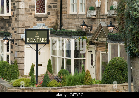 Außenansicht des preisgekrönten Restaurants Box Tree (historisches Gebäude, Namensschild und Eingangstür) - Ilkley, West Yorkshire, England, Großbritannien Stockfoto