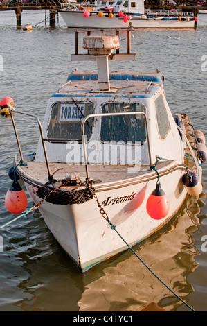 Bridlington Hafen in der Abendsonne (kleines schmutziges Fischerboot vertäut, ruhiges Meer, zum Verkauf Schild & Bojen) - malerische North Yorkshire Coast Stadt, England, Großbritannien Stockfoto